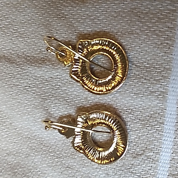 Hypoallergenic Metal Christmas Earrings Wreath in Gold, Red, White & Green - Picture 2 of 3